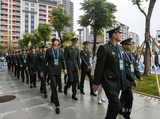 中国代表团入村。 楚天都市报 图
