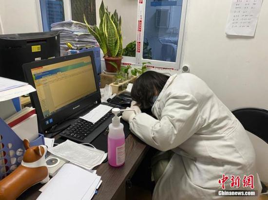 资料图为武汉大学人民医院的医护人员。中新社发 任宣 摄