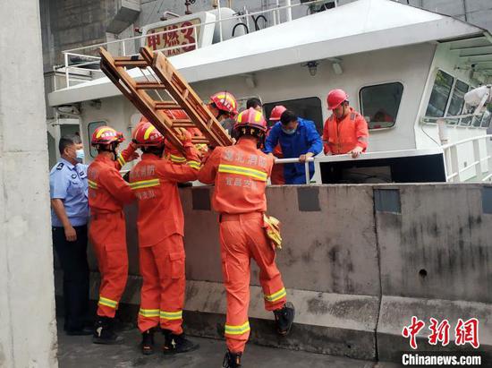 消防人员利用拉梯在船闸护堤与船体间搭建救援通道 张小永 摄