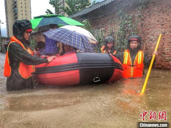 随州遭遇强降雨，消防转移受困人员。随州消防供图