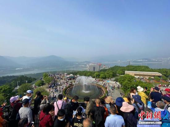 資料圖：“五一”長假，湖北旅游市場全面回暖升溫，三峽工程所在地宜昌市成為熱門旅游目的地。黃丹 攝