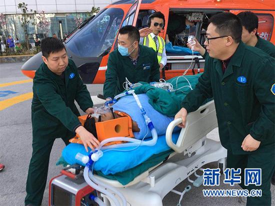 一名尼泊尔留学生在湖北省十堰市春游时不幸溺水。万幸的是,当地120急救陆空联动救援,目前这名留学生已脱离生命危险。 新华社发