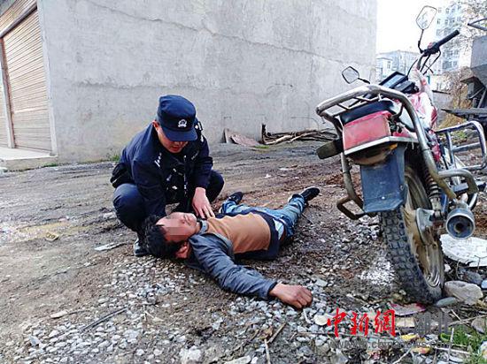 民警救助醉酒男子