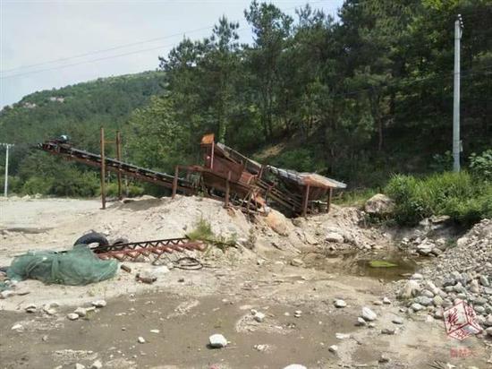 丁某霸占的河沙清理出售场地