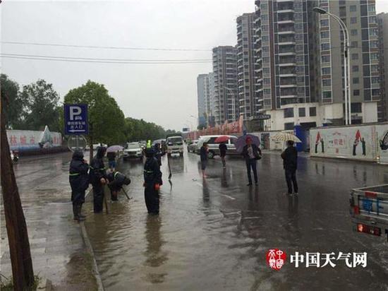 今天白天,襄阳短时强降雨造成部分路段积水。(汪玲丽 摄)