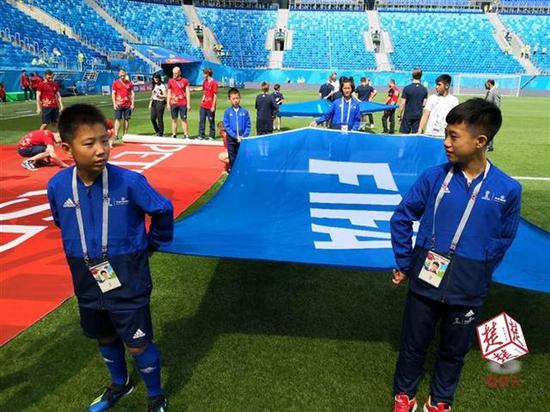 武汉12岁小学生担任护旗手亮相世界杯赛场(图