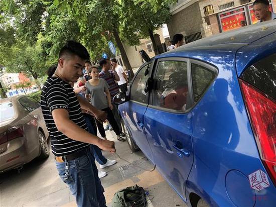 女子不慎將幼童反鎖車內(nèi)，多虧有人幫忙喊來開鎖師傅