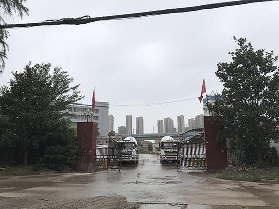 “武汉新跃”大门,两辆水泥罐车堵门。 本文图均为 澎湃新闻记者 周琦 图