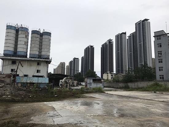 武汉新跃旁,已经竖起了不少楼房。