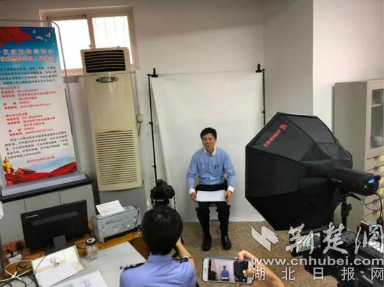 香港特别行政区政府驻武汉经贸办事处主任冯浩贤申请办理港澳台居民居住证 图片来源:香港特区政府驻武汉办