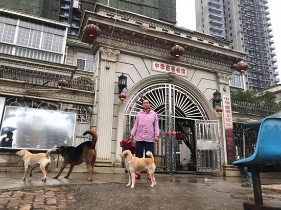 涂漢江將別墅用作其慈善活動(dòng)的主要場所，別墅后的高樓為拆遷還建房。