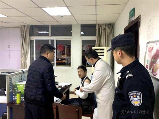 左二为王同,正在接受接生检查