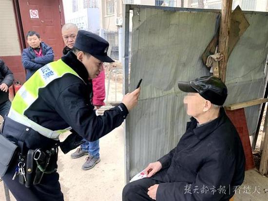 民警为老人拍照