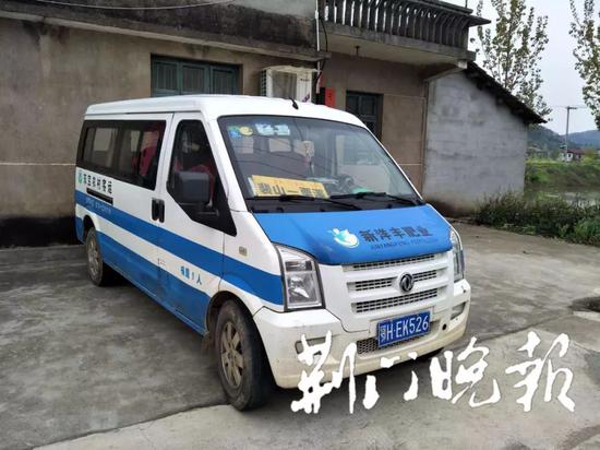 (许明国生前驾驶的客车)