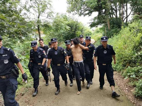 嫌疑人被警方控制。蕲春县警方供图