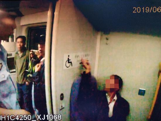 民警在对杨某进行教育,杨某仍然无理取闹