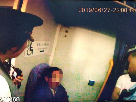 杨某霸占他人座位并拒不接受列车工作人员劝阻  本文图片均为武铁警方供图