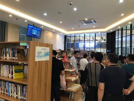 湖北首家24小时楼宇图书馆亮相 刷脸就可借阅(图2) 湖北首家24小时楼宇图书馆亮相 刷脸就可借阅(图2)