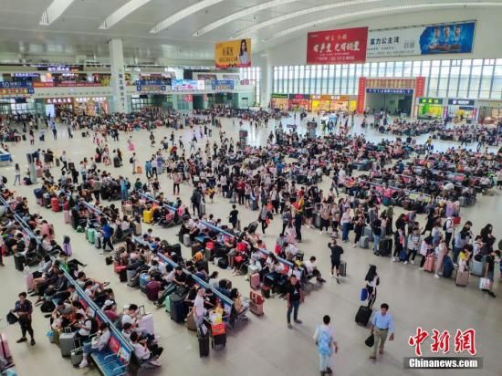 资料图:黄金周出游的民众。中新社记者 李南轩 摄