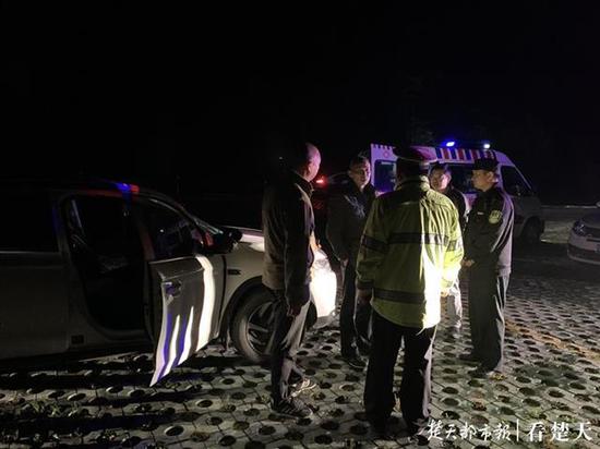 两地警方紧急搜救找到轻生者。 楚天都市报 图
