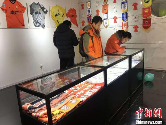 球迷观看武汉足球70年文化收藏展 张芹 摄