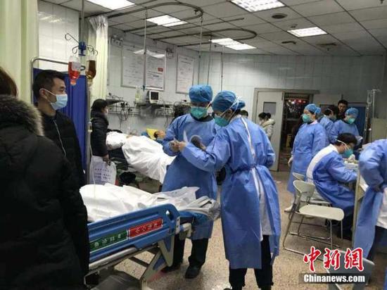 资料图为武汉大学人民医院的医护人员。中新社发 任宣 摄