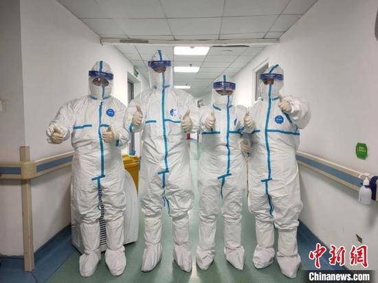 唐光明(左二)与同事在夜班接班前留影 宜昌市中心医院供图