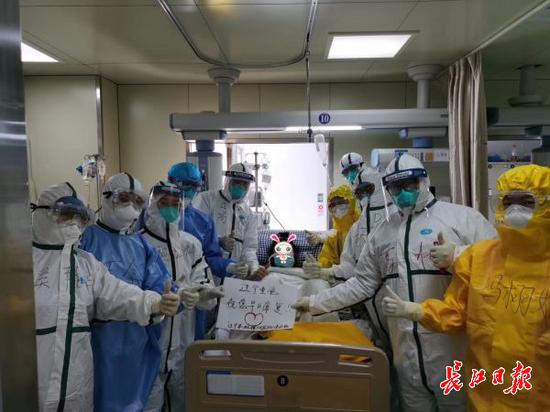 医护人员和即将转出ICU病房的66岁患者合影 蔡甸协和江北医院 供图