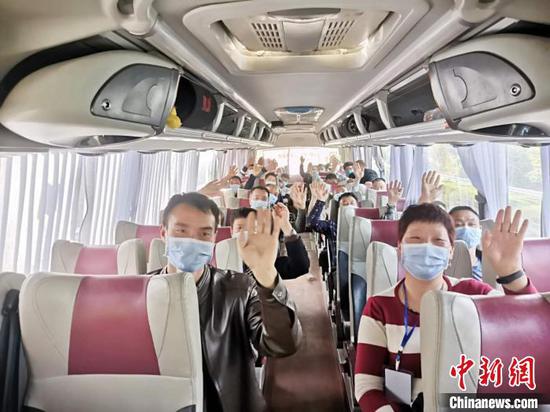 　房县务工人员乘坐政府包车返回宁波复工　张骏熙　摄