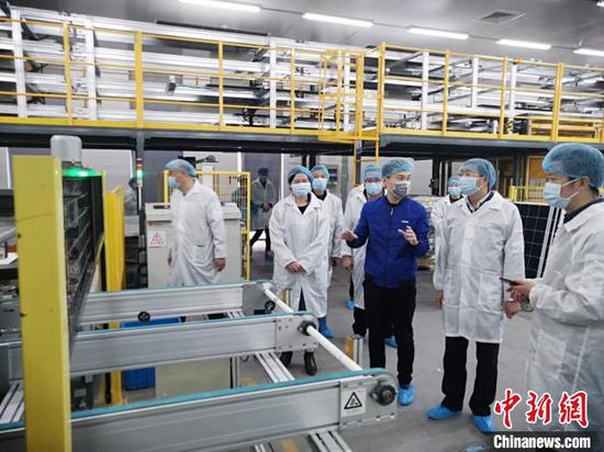 　房縣副縣長冉瑤函（右二）在寧?？h東方日升新能源股份有限公司了解房縣籍務(wù)工人員工作情況 張駿熙 攝
