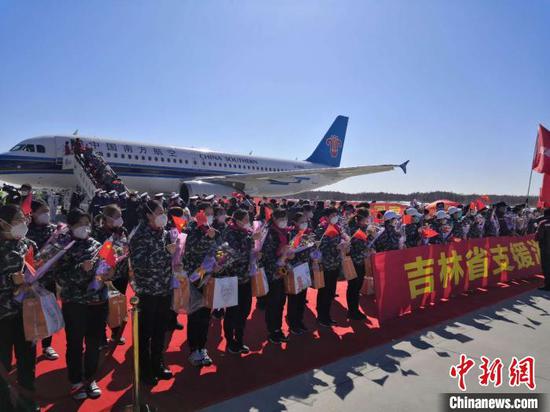 吉林省支援湖北医疗队第四批返回队员到达长白山机场　柴家权　摄