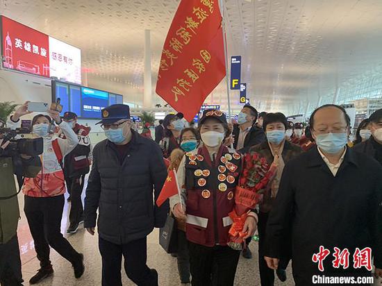 　　圖為李蘭娟抵達天河機場航站樓出發(fā)大廳。中新社記者 楊程晨 攝