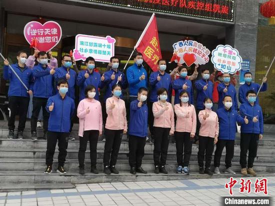 廣西醫(yī)療隊(duì)成員與十堰工作人員合影留念 何利 攝