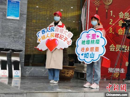 十堰市民自發(fā)到酒店送別 何利 攝