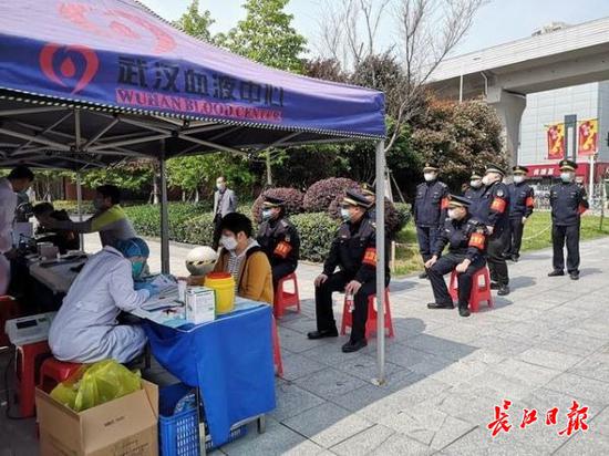 中山大道执法中队组团献血。通讯员朱珍珍 摄