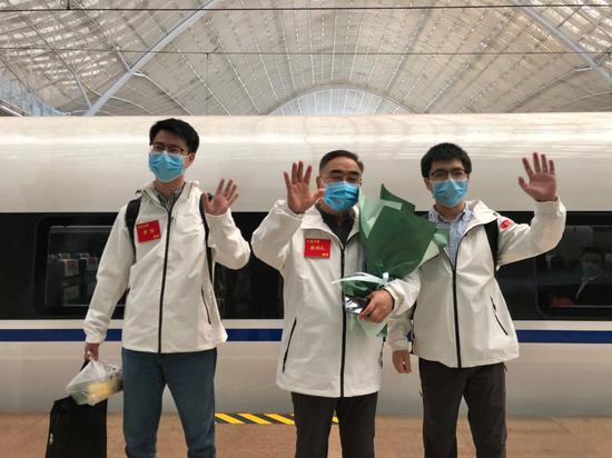 张伯礼院士(中)在武汉站,准备回天津
