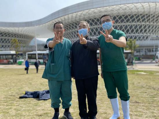 江夏方舱医院休舱时,张伯礼和医护人员合影
