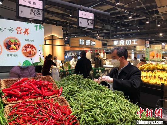 武汉市民在超市买菜（资料图）　郭晓莹　摄
