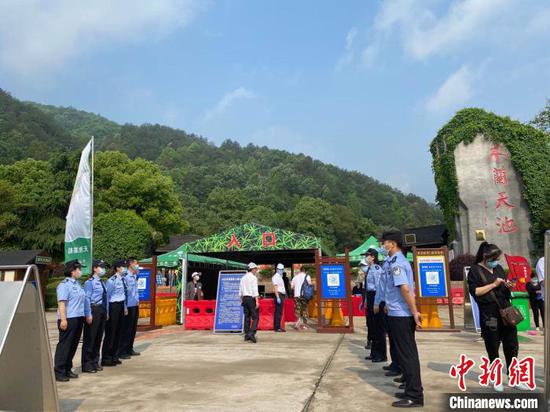 湖北木兰天池景区入口，游客需佩戴口罩、检测体温、扫描健康码，采取无接触式入园。 朱曦 摄