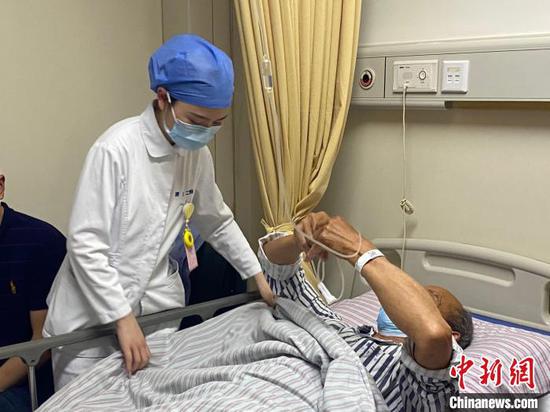 余赛婷照顾病人。 钱晨菲 摄