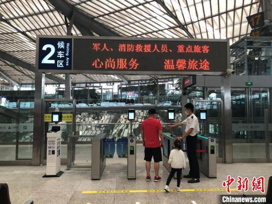 上海南站普速铁路电子客票设备安装调试完毕,6月20日起正式启用。 王程伟 摄