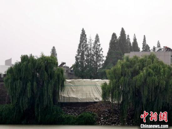 垮塌城墙覆盖上了雨布（摄于6月21日） 胡传林 摄