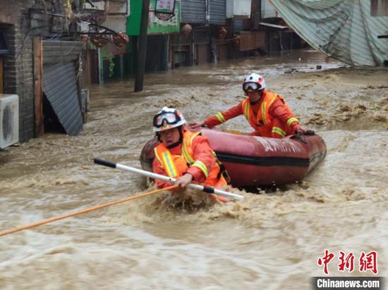 图为6月22日，桐梓县遭受严重暴雨洪涝灾害 ，消防员洪水中展开营救。　遵义消防救援支队供图