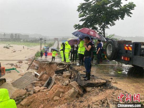 罗田县一道路被冲毁 吴德浩 摄