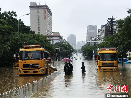 水務人員在武漢市洪山區(qū)楊家灣虎泉街保利華都附近搶排漬水 張芹 攝
