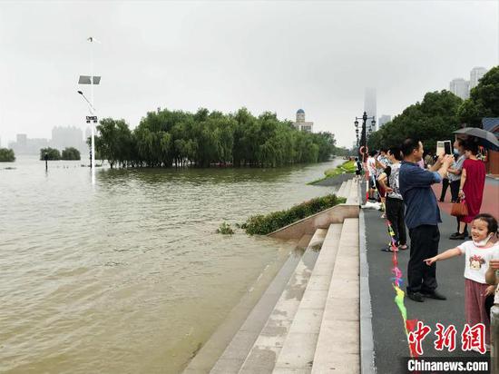 7月9日，市民在汉口江滩三阳广场观江 张芹 摄