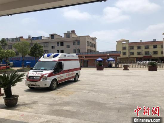 安置点停放着救护车,以备不时之需 梁婷 摄