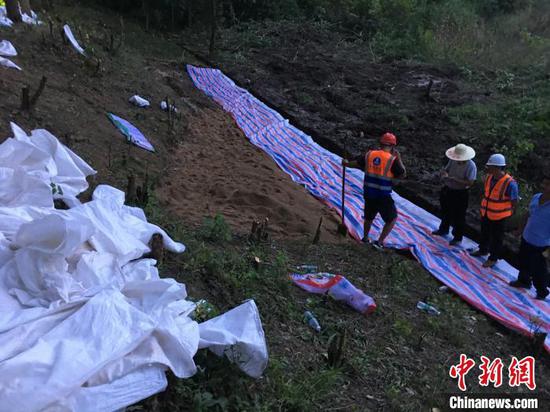 抢险人员处置险情　马芙蓉　摄