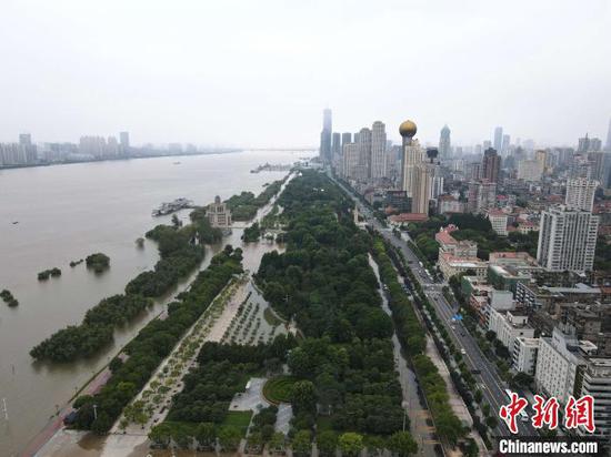 资料图：7月14日，长江洪峰过境后的汉口江滩公园。　邹浩 摄