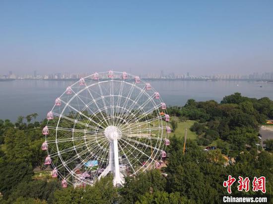 图为,武汉“东湖之眼”摩天轮 邹浩 摄